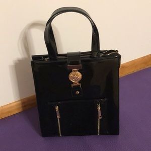 Black shine leather toe bag